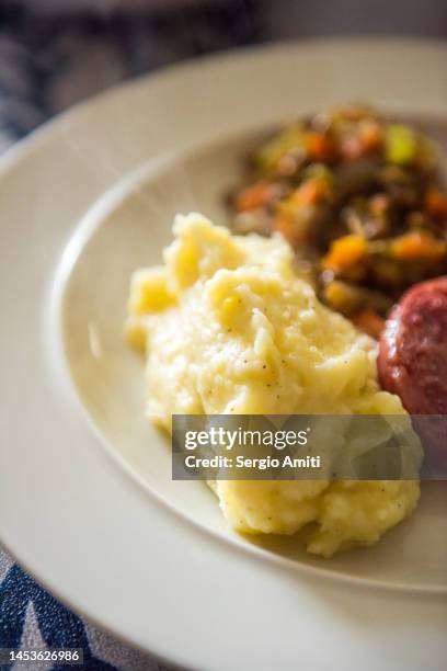 mashed potatoes. - gekookte aardappel stockfoto's en -beelden