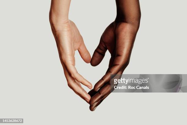love heart hands - black and white hands fotografías e imágenes de stock