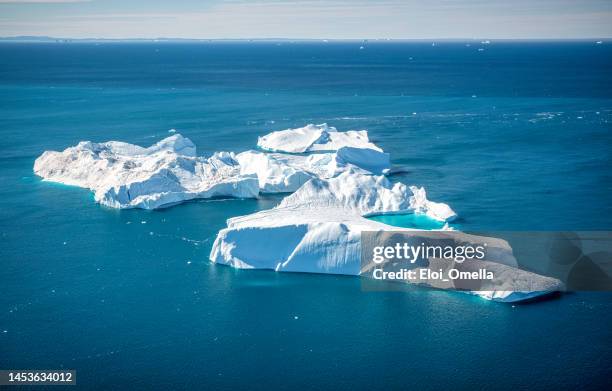 aerial view of gigantic icebergs - fiorde de gelo de ilulissat imagens e fotografias de stock