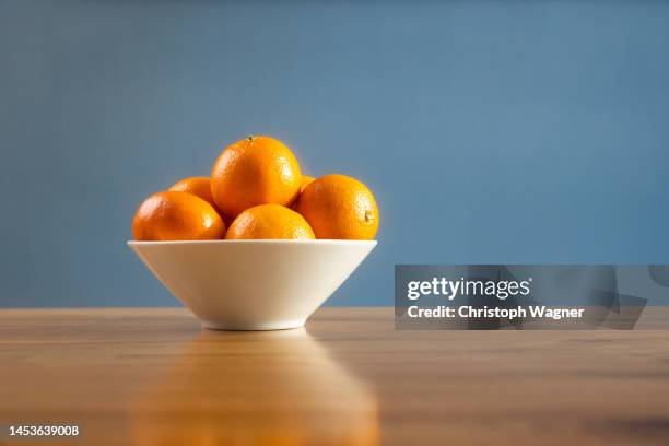 orangen, schale, vitamine, gesundheit - fruitschaal stockfoto's en -beelden