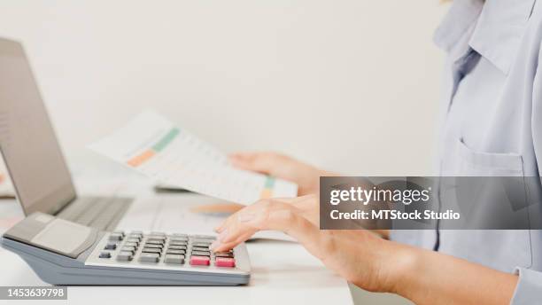 réunion rapprochée d’un groupe de gens d’affaires asiatiques discutant du plan de projet et des résultats financiers au bureau. - bulletin-de-paie photos et images de collection