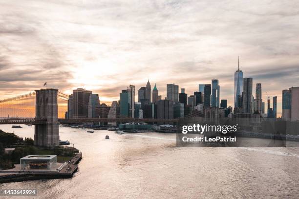 new york skyline during a beautiful sunset - manhattan bridge stock pictures, royalty-free photos & images