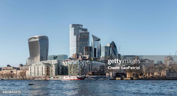 moderne skyline der city of london - city of london stock-fotos und bilder