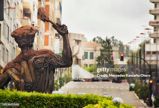 paisaje urbano en vigo, calle coruña y vista trasera del monumento en la plaza de la ciudad. vigo, galicia, españa. - vigo fotografías e imágenes de stock