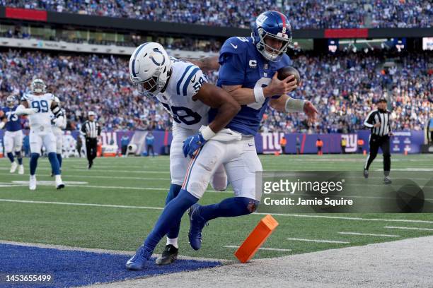 Daniel Jones of the New York Giants scores a touchdown against Bobby Okereke of the Indianapolis Colts during the fourth quarter at MetLife Stadium...