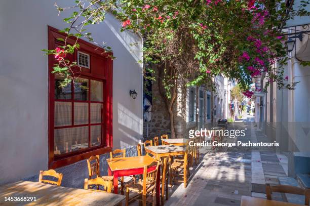 colorful alley with restaurant tables in the old town of nafplio, greece - piazza syntagma stockfoto's en -beelden