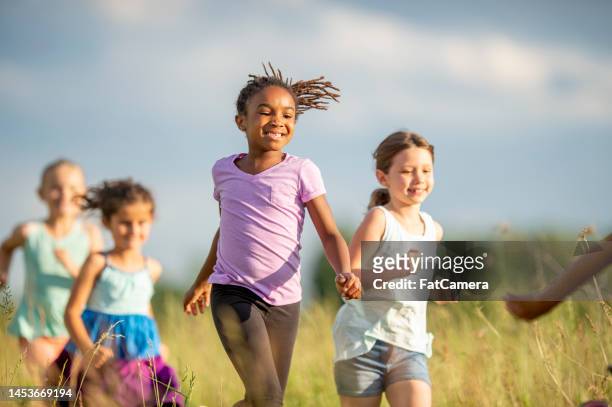 crianças correndo - local girls - fotografias e filmes do acervo