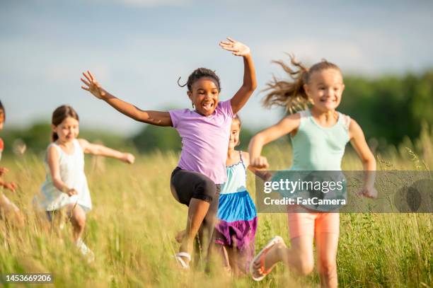 bambini in esecuzione - bambini che corrono foto e immagini stock