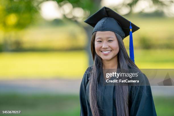 retrato de una graduada - alumno de último año de educación secundaria fotografías e imágenes de stock