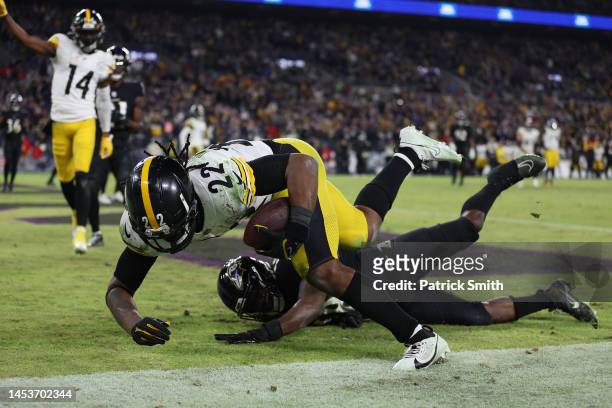 Najee Harris of the Pittsburgh Steelers scores a touchdown reception against the Baltimore Ravens during the fourth quarter at M&T Bank Stadium on...