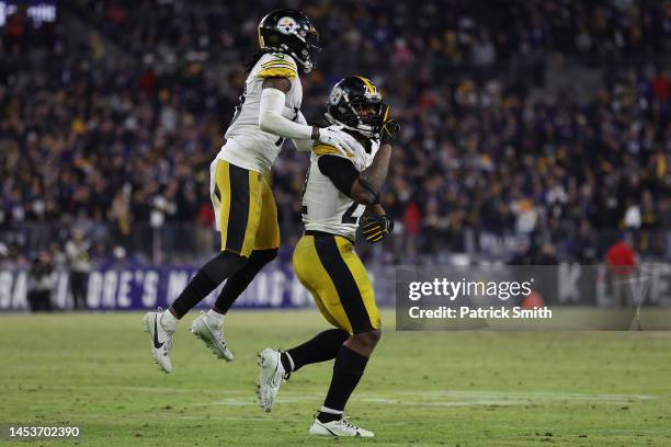 Najee Harris of the Pittsburgh Steelers celebrates a touchdown reception with Diontae Johnson against the Baltimore Ravens during the fourth quarter...