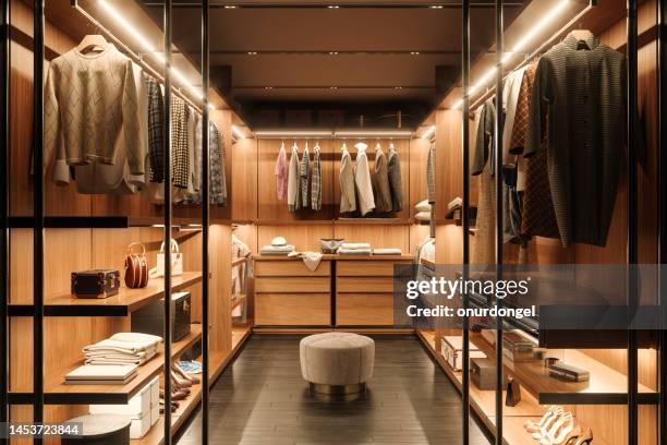 interno dello spogliatoio con scarpe, borse e vestiti appesi - armadio a muro foto e immagini stock