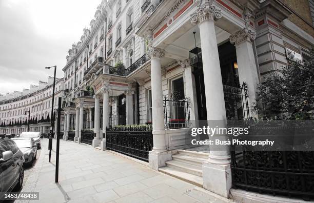 luxury residential buildings along grosvenor crescent in london's belgravia district, one of the uk's most expensive residential streets. london, england - estilo regency - fotografias e filmes do acervo