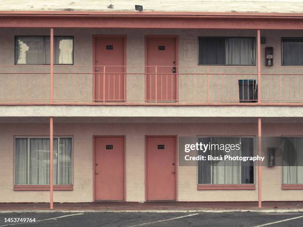 facade of pink motel in nevada - inexpensive stockfoto's en -beelden