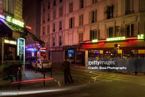 night life in the streets of montmartre, paris - long exposure restaurant stock pictures, royalty-free photos & images