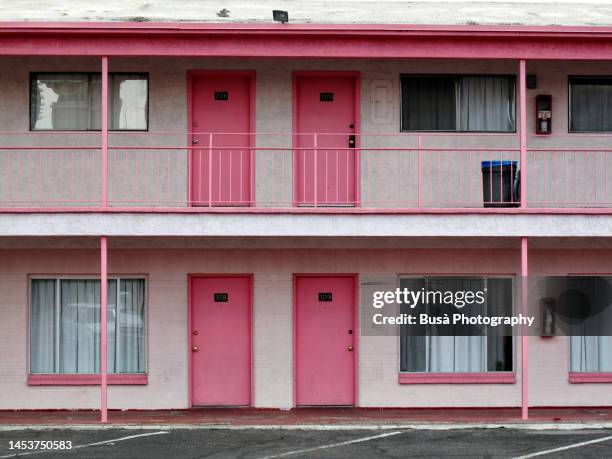 facade of motel in nevada - wonderlust stock-fotos und bilder