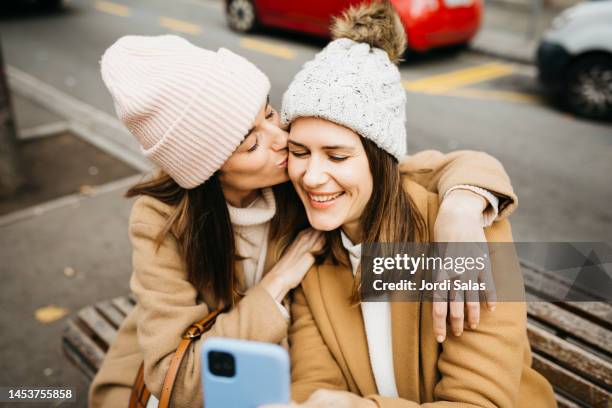 same-sex couple shopping around town - photos of lesbians kissing stock pictures, royalty-free photos & images