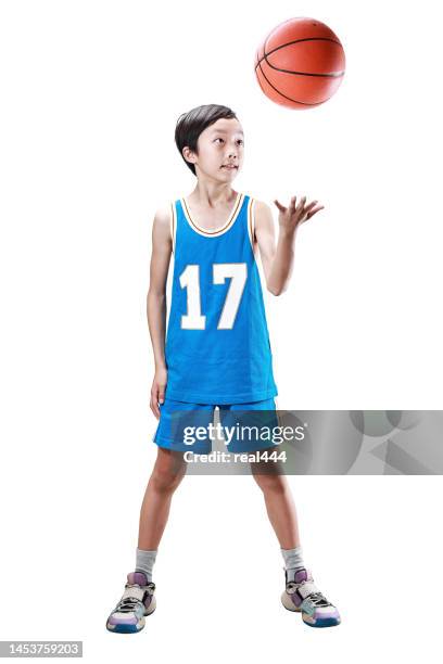 young boy playing basketball isolated on white - basketbaltenue stockfoto's en -beelden