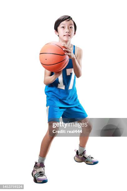 jungen spielen basketball isoliert auf weiss - sporttrikot freisteller stock-fotos und bilder