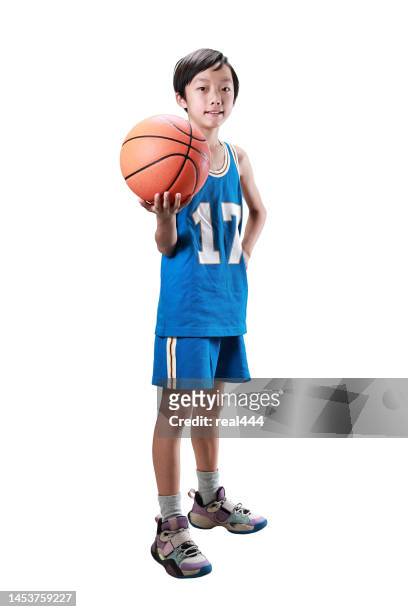 jungen spielen basketball isoliert auf weiss - sport real people stock-fotos und bilder