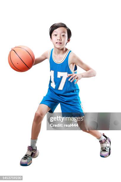 giovane ragazzo che gioca a basket isolato sul bianco - child isolated foto e immagini stock