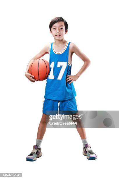 jungen spielen basketball isoliert auf weiss - sporttrikot freisteller stock-fotos und bilder
