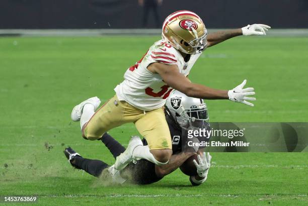 Wide receiver Davante Adams of the Las Vegas Raiders catches a 45-yard pass against cornerback Deommodore Lenoir of the San Francisco 49ers in the...