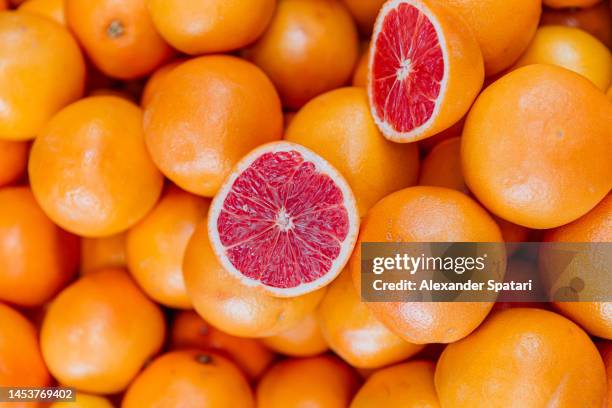 heap of grapefruits for sale at the farmer's market, full frame shot - toronja - fotografias e filmes do acervo