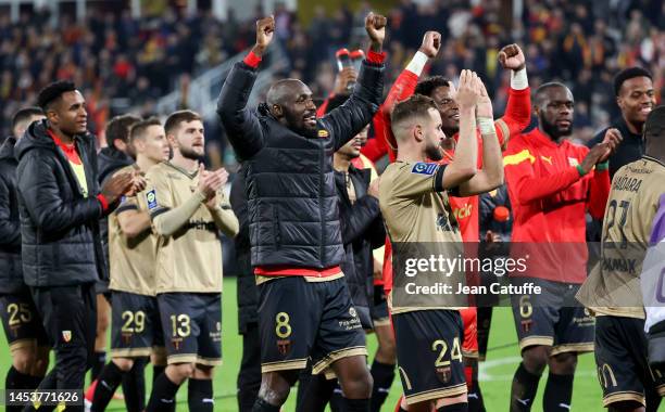 Seko Fofana of Lens and teammates celebrate the victory following the Ligue 1 match between RC Lens and Paris Saint-Germain at Stade Bollaert-Delelis...