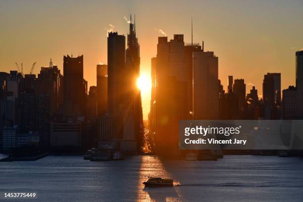new york city skyline at sunrise, usa - new york city sunrise stock pictures, royalty-free photos & images