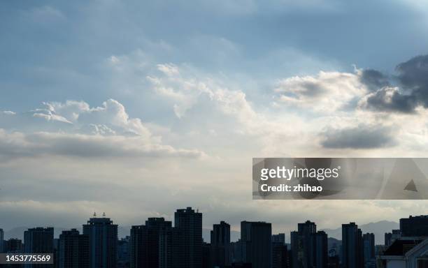 city silhouette in cloudy weather - overcast stock pictures, royalty-free photos & images