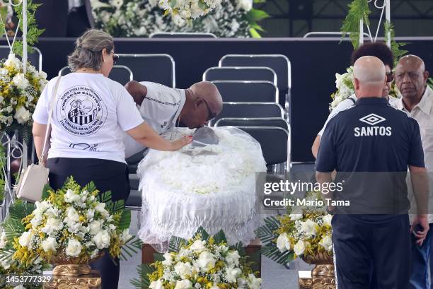 Former player Serginho Chulapa kisses Pele's head at his funeral in Urbano Caldeira Stadium on January 02, 2023 in Santos, Brazil. Brazilian football...