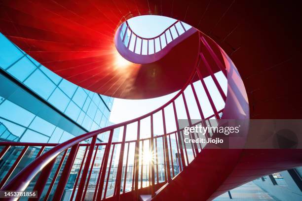 red spiral staircase - cartoon tree stockfoto's en -beelden