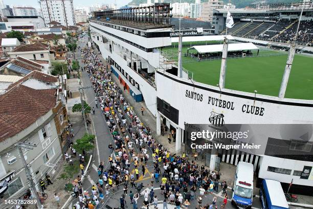 Mourners queue outside Vila Belmiro stadium awaiting to pay their respects to Brazilian football legend Pelé during his funeral on January 02, 2023...