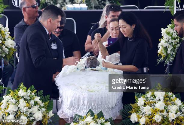 Pele's wife Marcia Aoki places a rosary on Pele's coffin in Urbano Caldeira Stadium at his funeral on January 02, 2023 in Santos, Brazil. Brazilian...