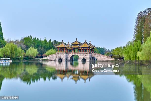 five pavilion bridge, yangzhou, china - yangzhou stock pictures, royalty-free photos & images