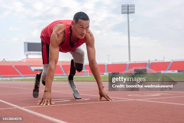 the handicap athlete preparing to start running - sportler mit behinderung stock-fotos und bilder