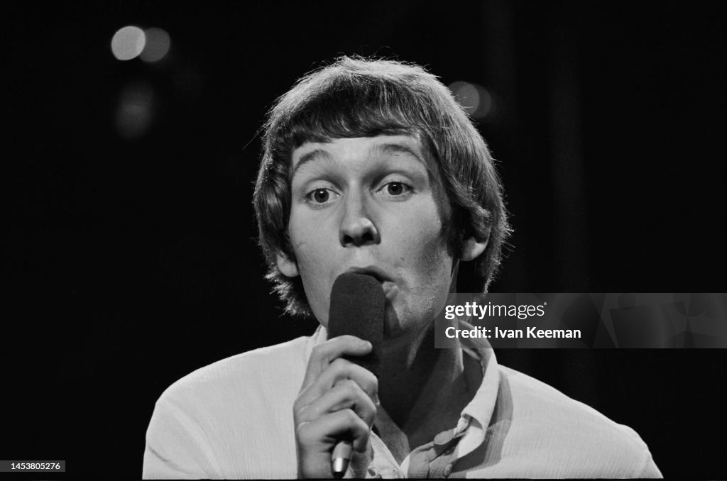 Lead singer Mike d'Abo of English rock group Manfred Mann performs ...