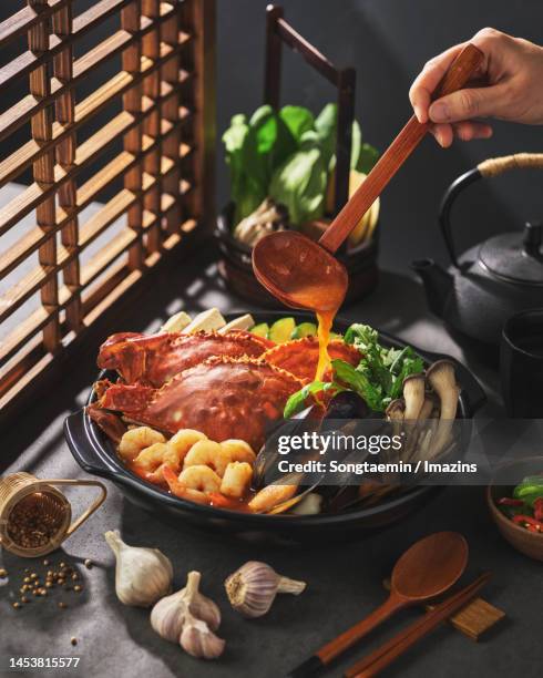 crab soup, korean food, k-food - crab pot stockfoto's en -beelden