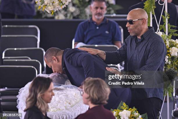 Neymar Santos Sr., father of Neymar Jr. Kisses Pelé next to Edinho, son of Pelé, at the football legend funeral at Vila Belmiro stadium on January...