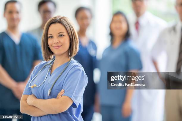 medical team portrait - cute nurses stockfoto's en -beelden