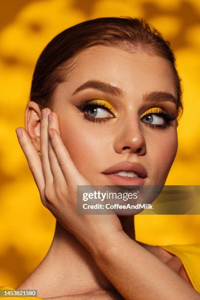 schöne frau mit hellen make-up - eyeshadow stock-fotos und bilder