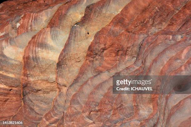 colorful rocks petra jordan - cliff texture stockfoto's en -beelden