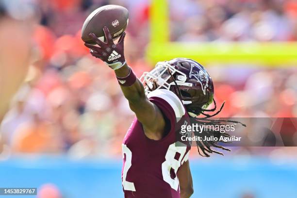 Rufus Harvey of the Mississippi State Bulldogs makes a one-handed 17-yard reception in the first quarter against the Illinois Fighting Illini during...