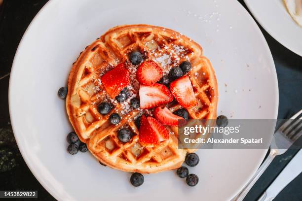 waffles with strawberries and blueberries, directly above close-up view - gaufre photos et images de collection