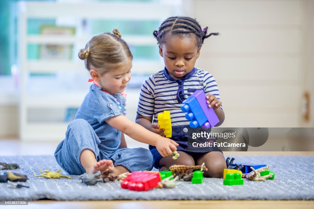 Kleinkinder spielen mit Spielzeug