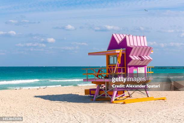 pink lifeguard hut at south beach, miami, usa - miami beach miami photos et images de collection