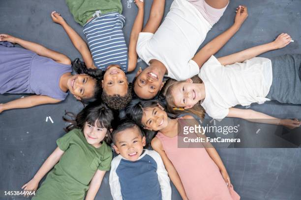 ritratto elementare aereo - bambini seduti in cerchio foto e immagini stock