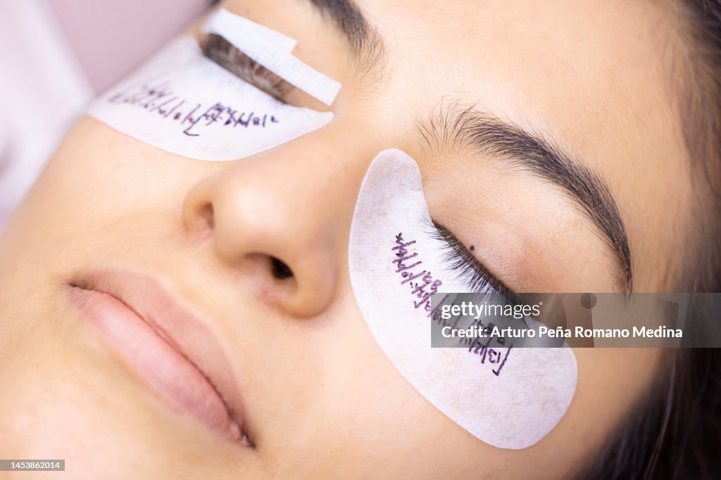 Viso femminile con misure per applicazione ciglia finte