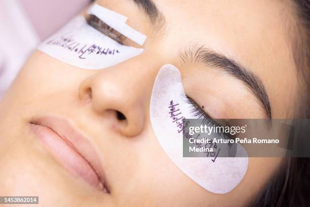 female face with measurements for false eyelashes application - female whipping 個照片及圖片檔